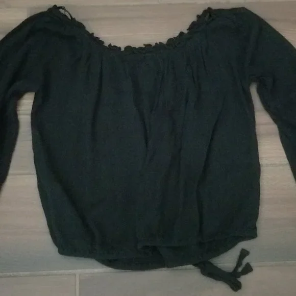 women's HOLLISTER off the shoulder TOP black EMBROIDERED FLOWERS size SMALL - Picture 3 of 8